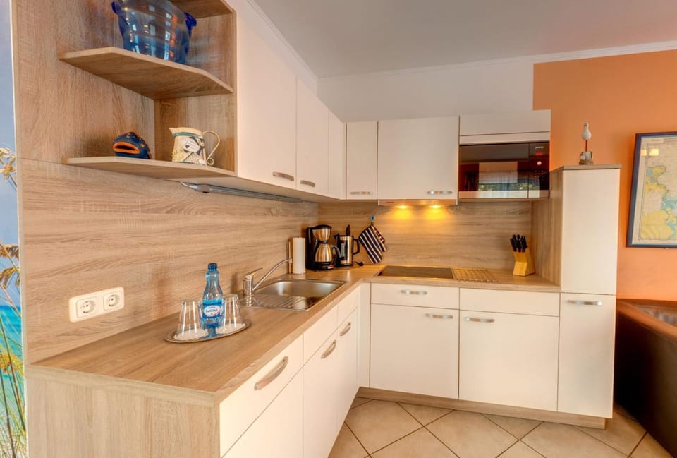 Coffee/tea facilities, Kitchen or kitchenette, stove