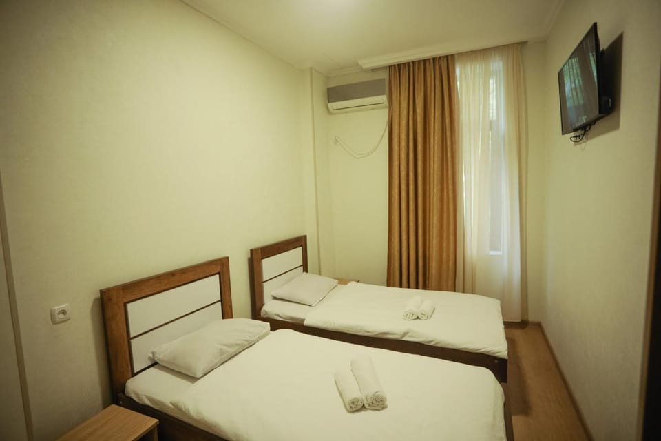 Bed, TV and multimedia, Photo of the whole room, Bedroom, towels