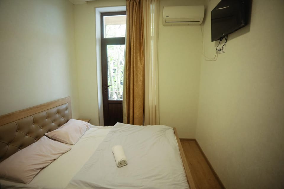 Bed, TV and multimedia, Photo of the whole room, Bedroom, towels, air conditioner