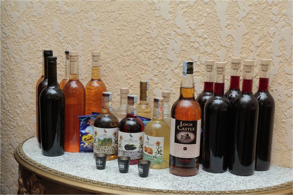Lounge or bar, Food and drinks, Food, Drinks, Alcoholic drinks