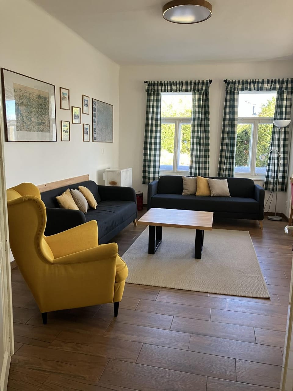 Communal lounge/ TV room, Living room, Seating area, Kids's club, cot