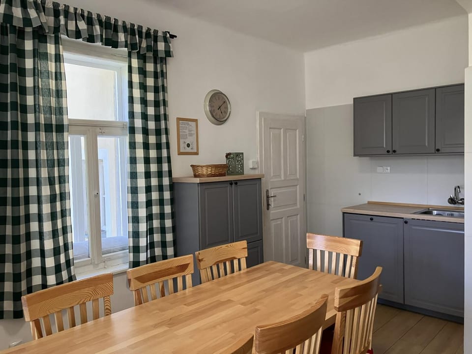 Property building, Kitchen or kitchenette, Dining area, pet friendly, stove