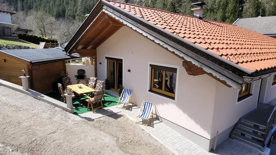 Property building, Patio, Spring, Day, Balcony/Terrace