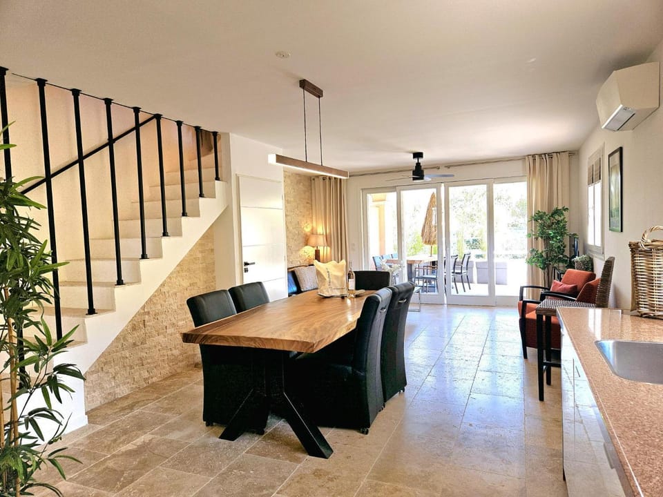 Living room, Dining area