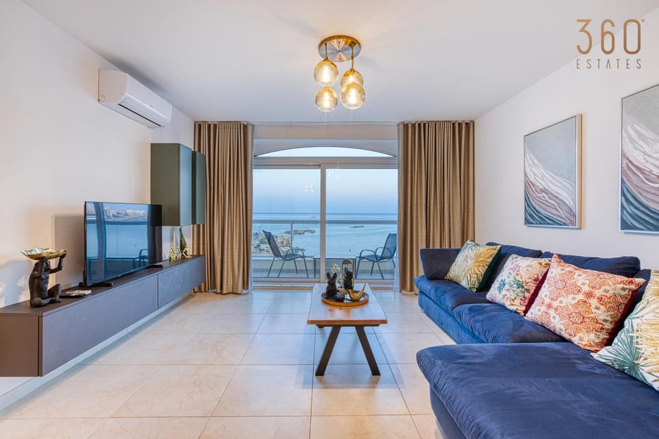 Natural landscape, TV and multimedia, Living room, Seating area, Sea view