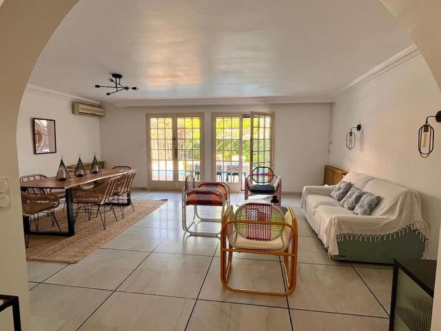 Living room, Dining area
