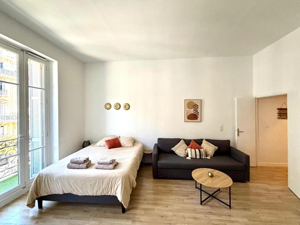 Bed, Living room, Photo of the whole room, Seating area, Bedroom
