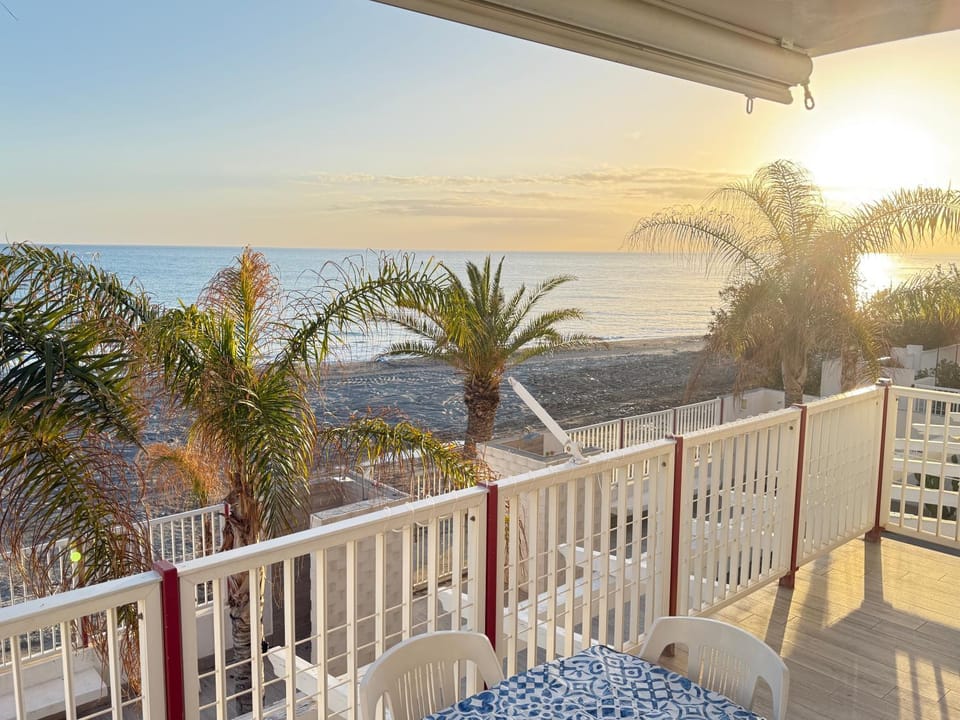 Patio, Day, Natural landscape, View (from property/room), Balcony/Terrace, Dining area, Beach, Sea view, Sunset