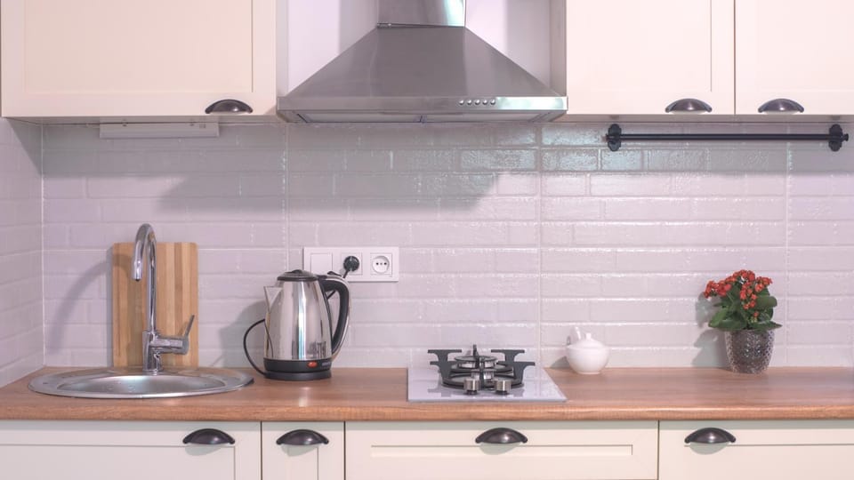 Coffee/tea facilities, Kitchen or kitchenette, stove