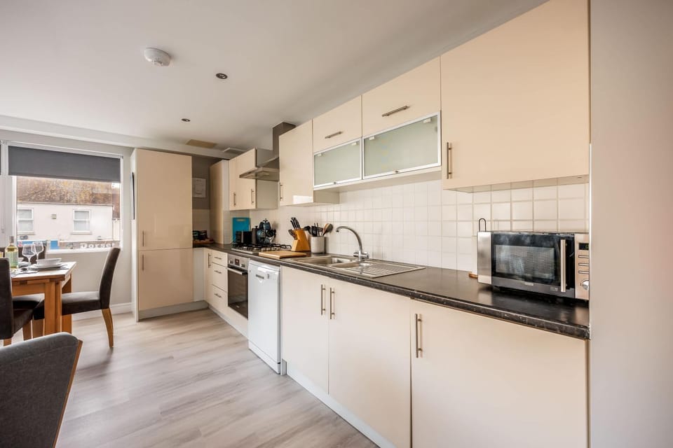 Coffee/tea facilities, Kitchen or kitchenette, Dining area, dishwasher, oven, stove, toaster