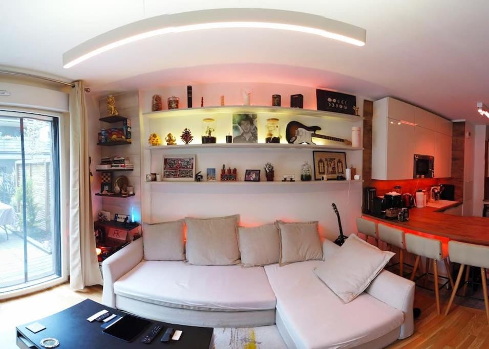 NEW LUX Smart Home 69m2,Terrasse, Modern, Metro 13 Apartment in Île-de-France