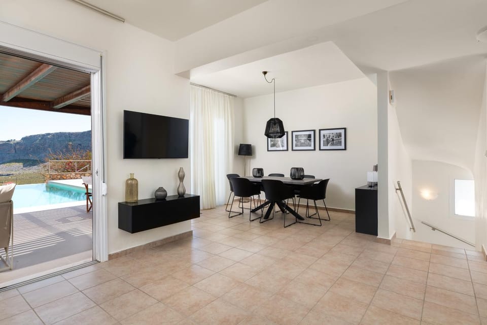 Living room, Dining area, Pool view