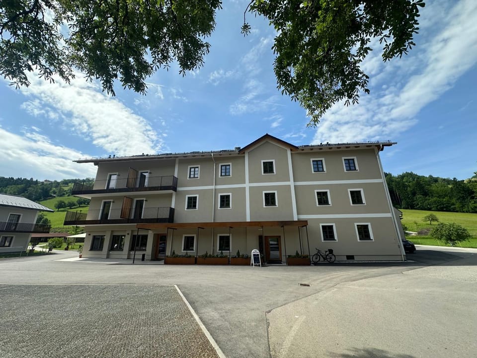 Property building, Restaurant/places to eat, Breakfast