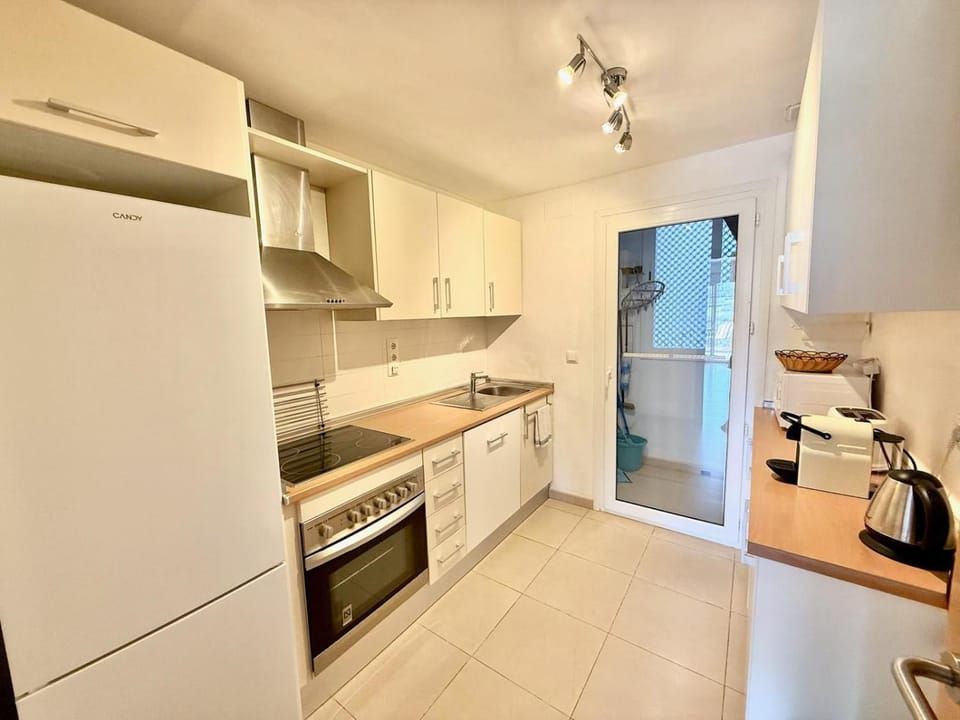 Coffee/tea facilities, Kitchen or kitchenette, microwave, oven, stove, toaster