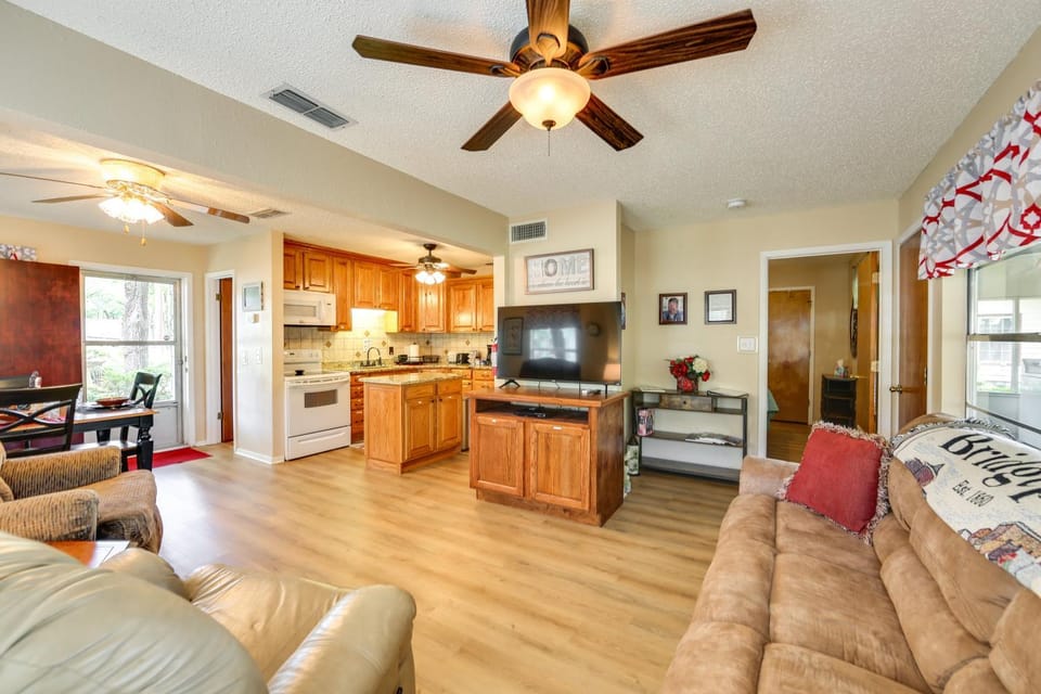 Kitchen or kitchenette, Living room