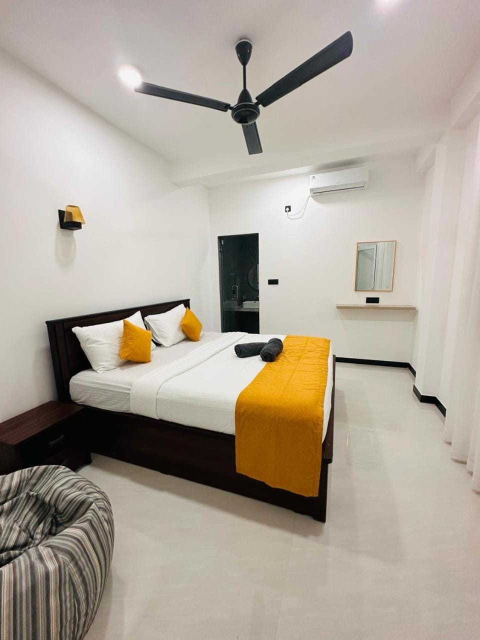 Bed, TV and multimedia, Photo of the whole room, Bedroom, fireplace