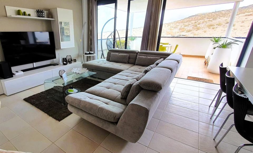 Communal lounge/ TV room, Day, Living room, Seating area