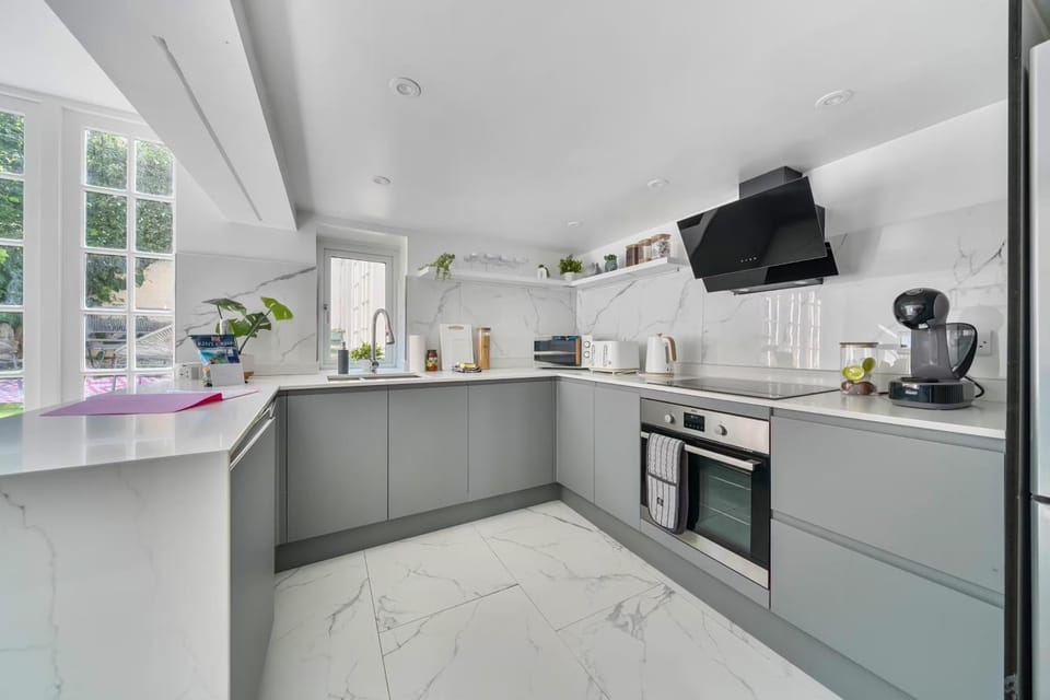 Coffee/tea facilities, oven, stove, kitchen