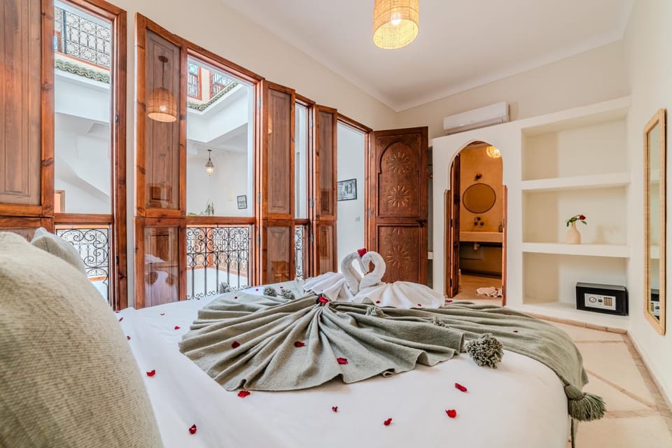 Bed, Photo of the whole room, Bedroom, towels