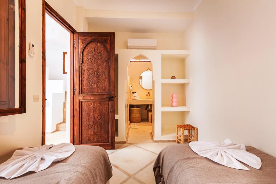 Bed, Bedroom, towels, air conditioner