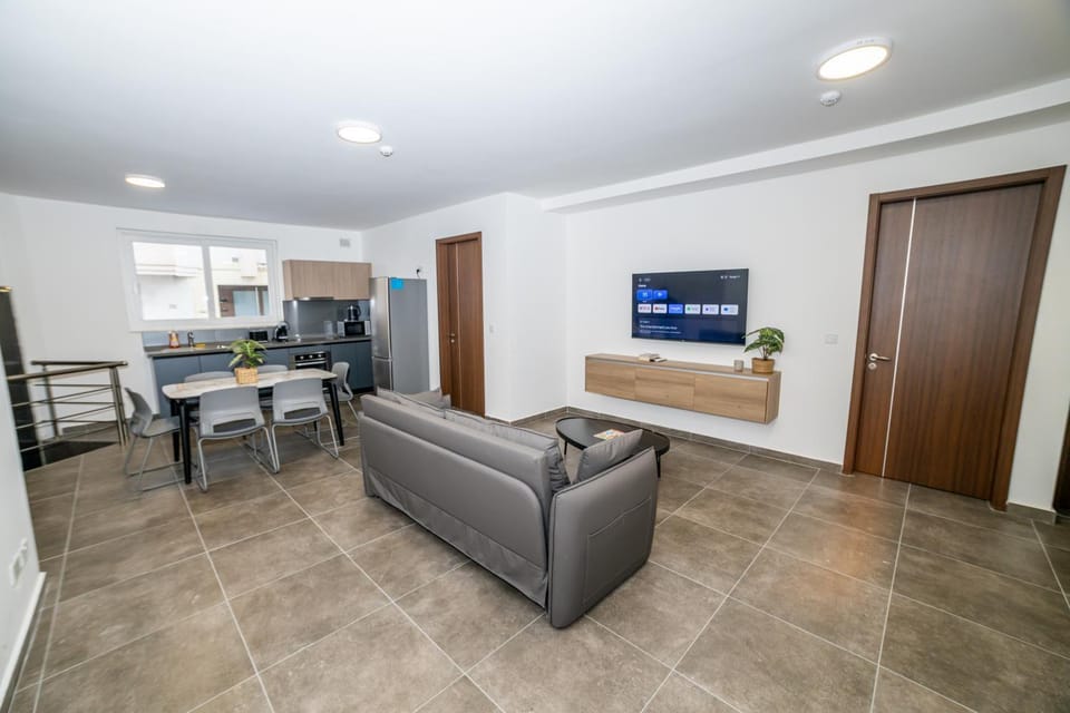 Family 2-Bedroom Maisonette - by HostMT Apartment in Saint Paul's Bay