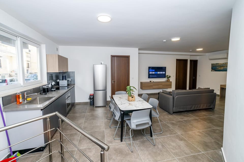 Family 2-Bedroom Maisonette - by HostMT Apartment in Saint Paul's Bay
