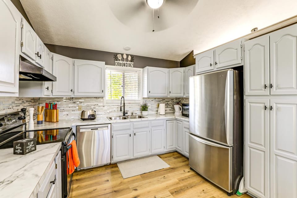 3 Mi to UNL & Memorial Stadium: Home w/ Large Yard House in Lincoln