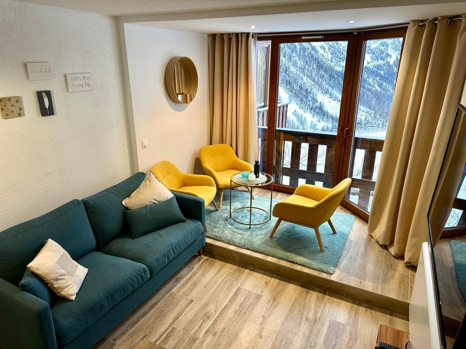 4 Seasons for 8 persons with Sauna and Local Ski Apartment in Isola