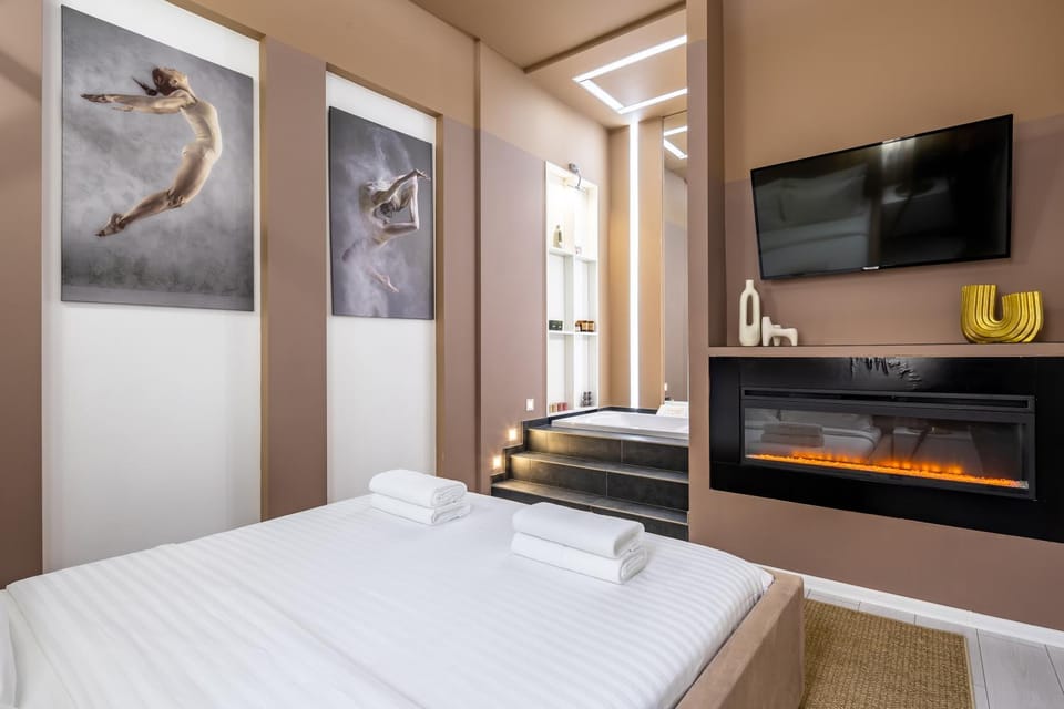 Bed, TV and multimedia, Photo of the whole room, Bedroom, towels