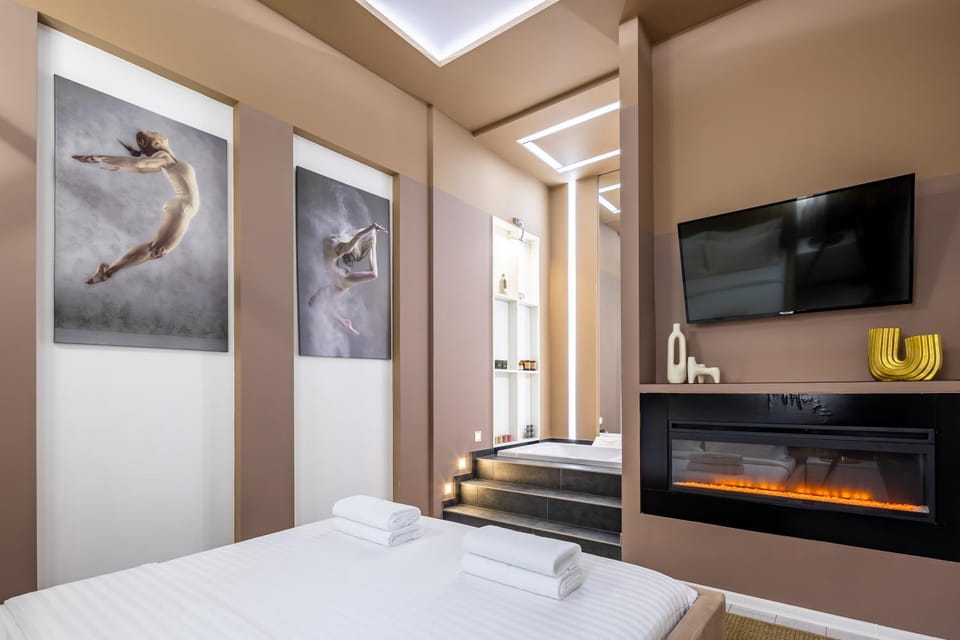Bed, TV and multimedia, Photo of the whole room, Bedroom, towels