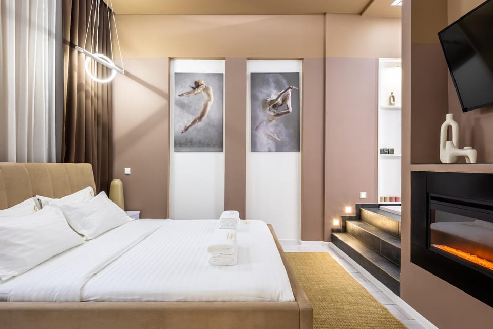 Bed, TV and multimedia, Photo of the whole room, Bedroom, towels