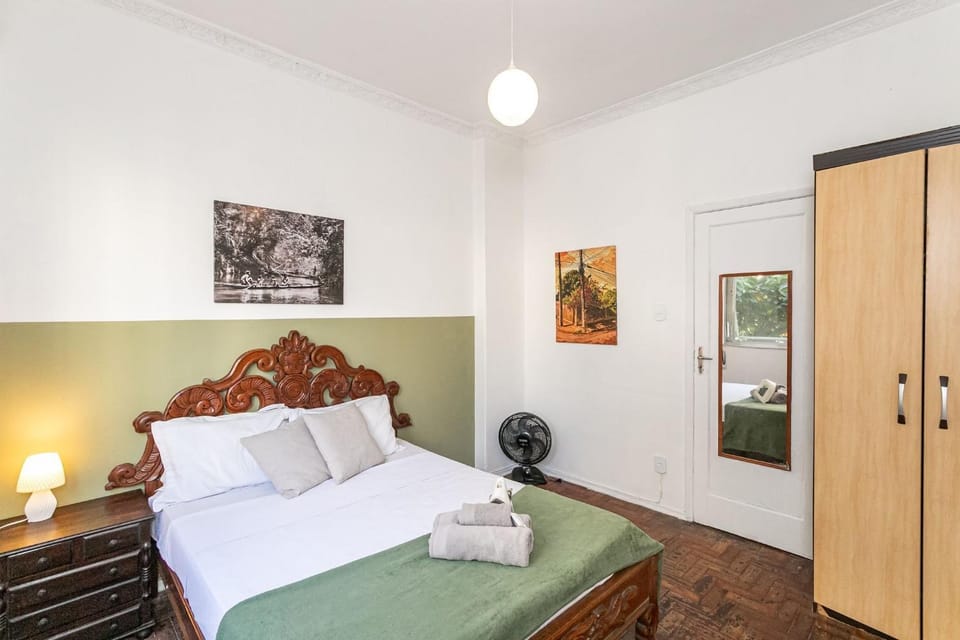Photo of the whole room, Bedroom
