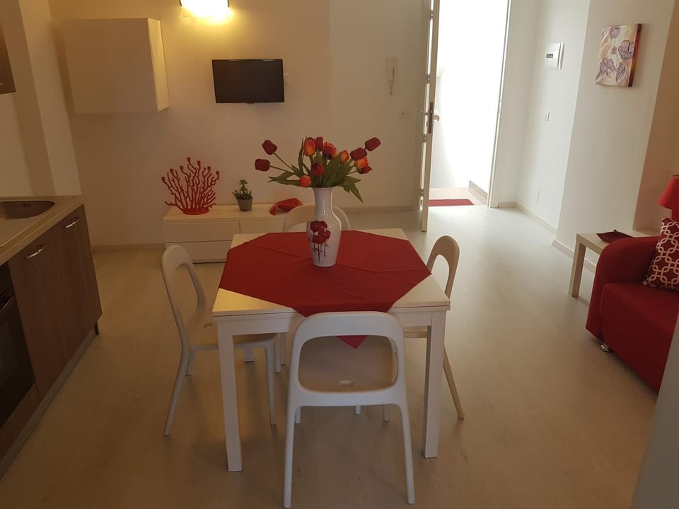 Communal lounge/ TV room, TV and multimedia, Living room, Seating area, Dining area