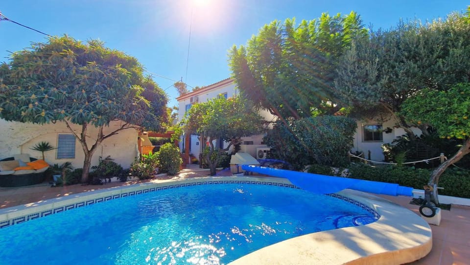 Finca Craig, Spacious Farmhouse with amazing garden and private heated pool House in Safor
