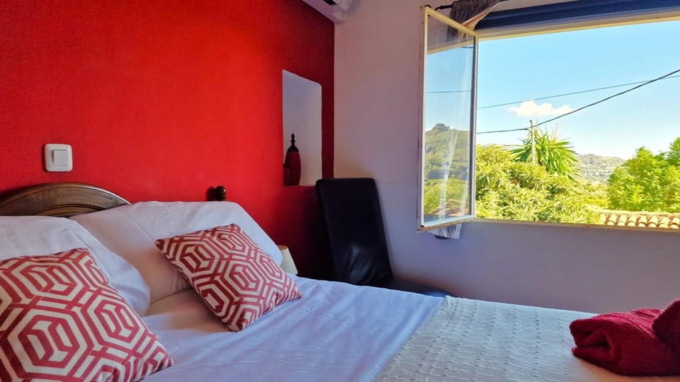 Finca Craig, Spacious Farmhouse with amazing garden and private heated pool House in Safor