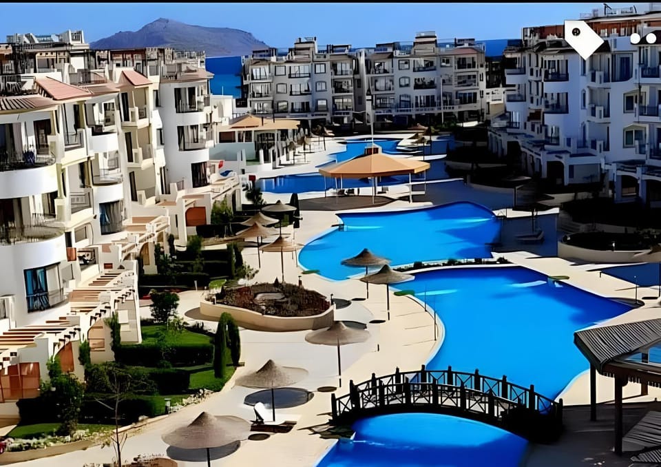 Property building, Day, Mountain view, Pool view, Swimming pool, Location, sunbed
