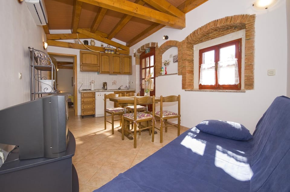 TV and multimedia, Coffee/tea facilities, Kitchen or kitchenette, Living room, Seating area, Dining area
