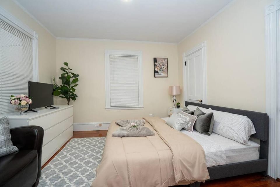 10-Spacious apt 5BR with gym, games room in the attic Apartment in Milton