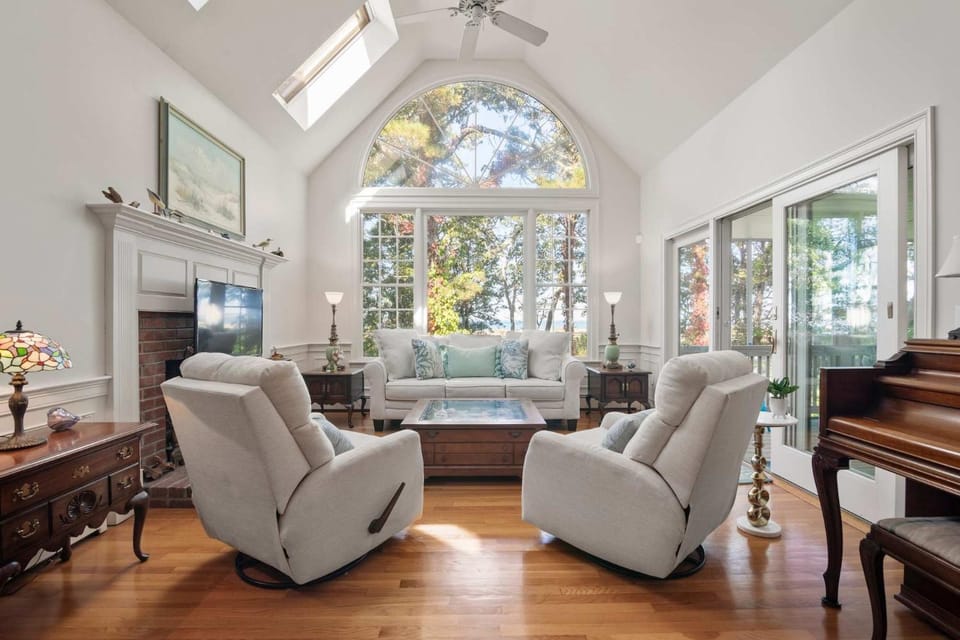 Walk to beach Secluded and private home and backyard House in Brewster