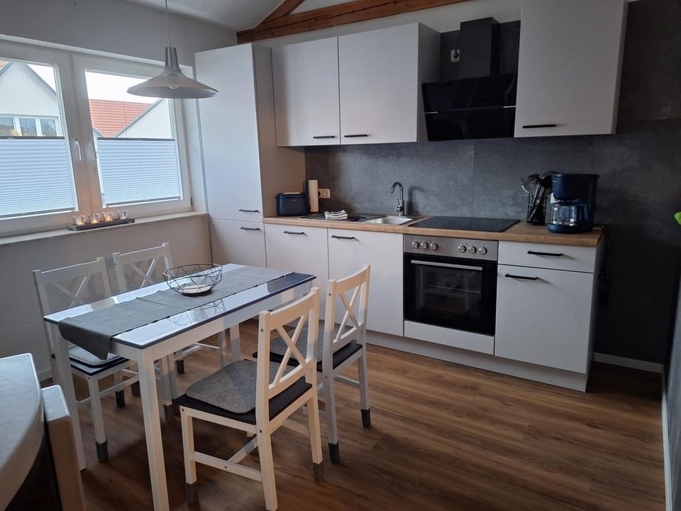 Coffee/tea facilities, Kitchen or kitchenette, Dining area, dishwasher, oven, pet friendly, stove, toaster