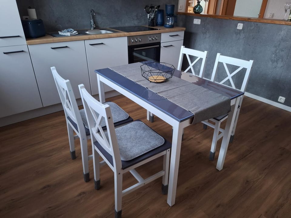 Kitchen or kitchenette, Dining area, stove