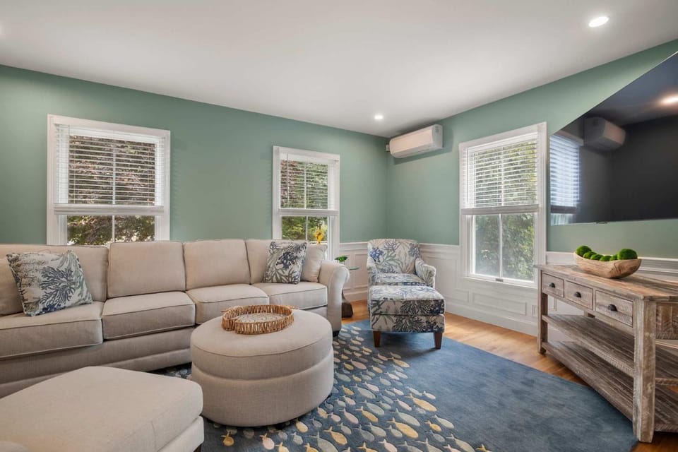 Minutes to Oceanside beaches Private Deck and Backyard House in Dennis Port