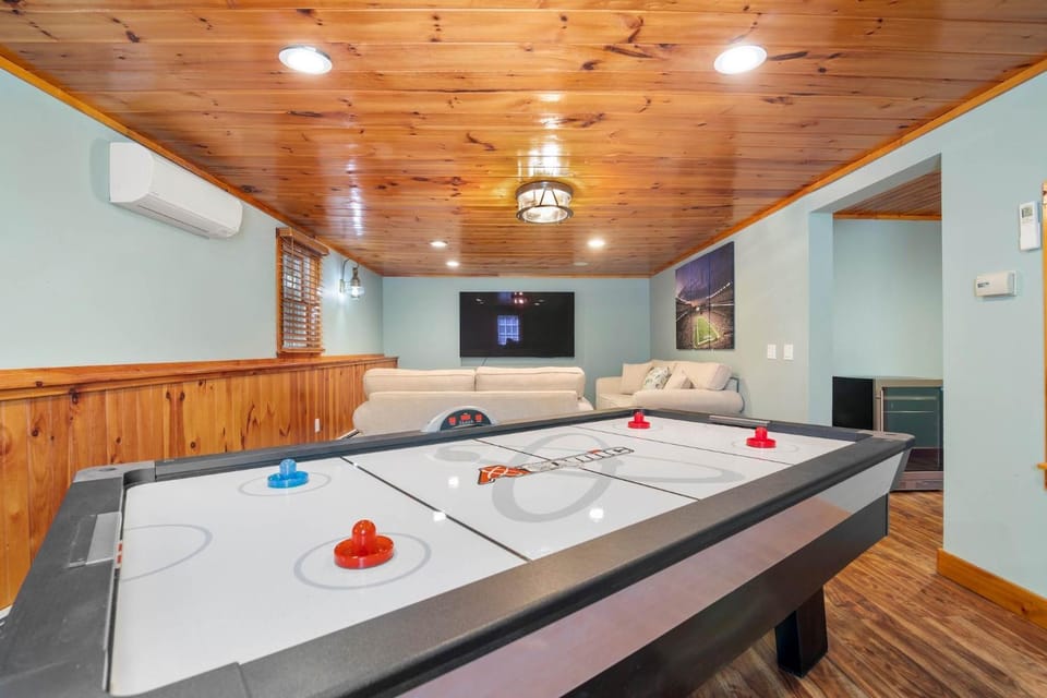 Minutes to Oceanside beaches Private Deck and Backyard House in Dennis Port