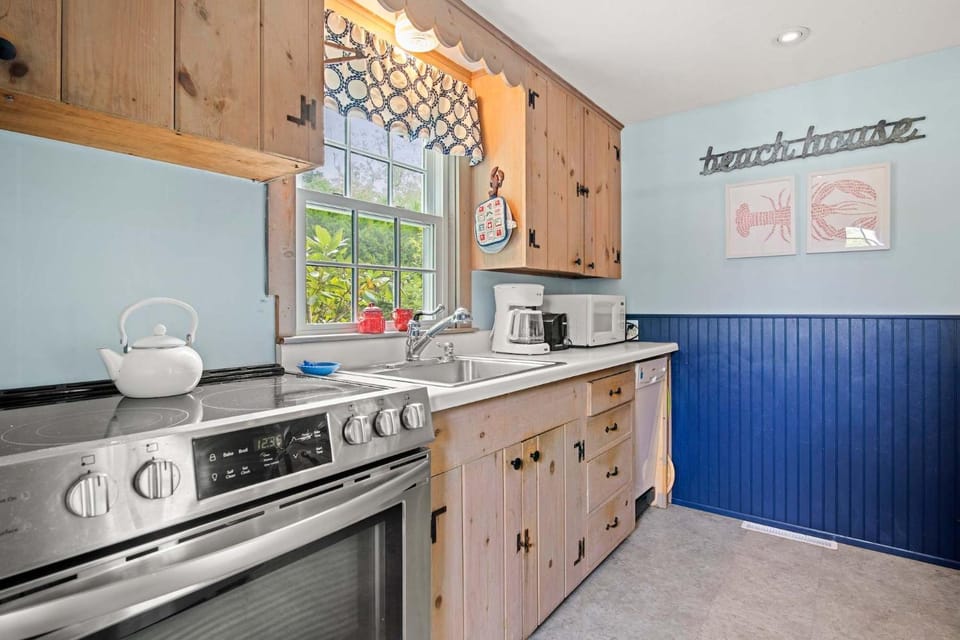 5 Min Walk to Swimmable Mill Pond Dog Friendly House in Orleans