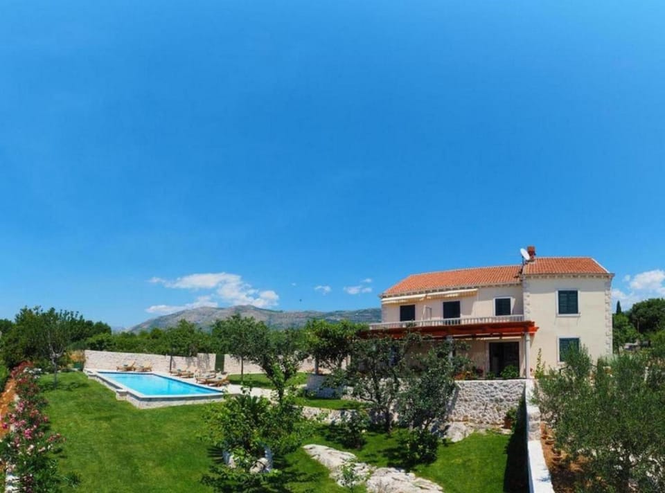House with a Spacious Garden and Swimming Pool Villa in Dubrovnik-Neretva County