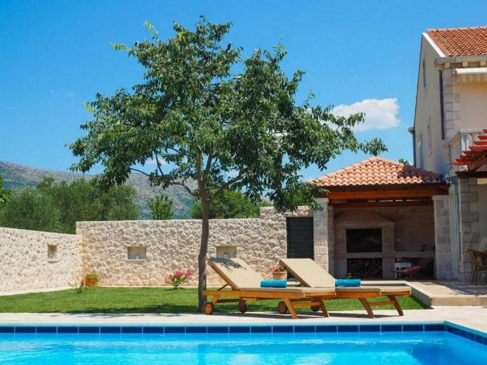 House with a Spacious Garden and Swimming Pool Villa in Dubrovnik-Neretva County