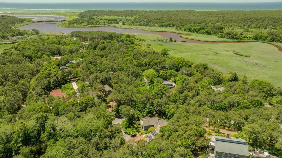 Serene Gardens 2 Miles to Beaches House in Wellfleet