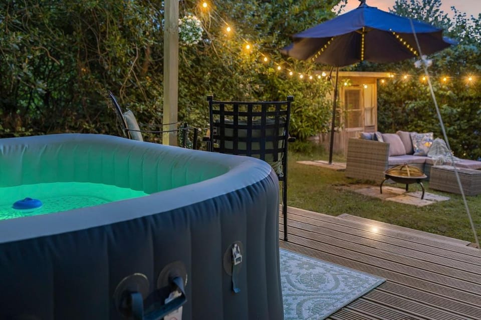 Barn with Hot Tub, Pool Table & Pizza Oven House in Wealden District