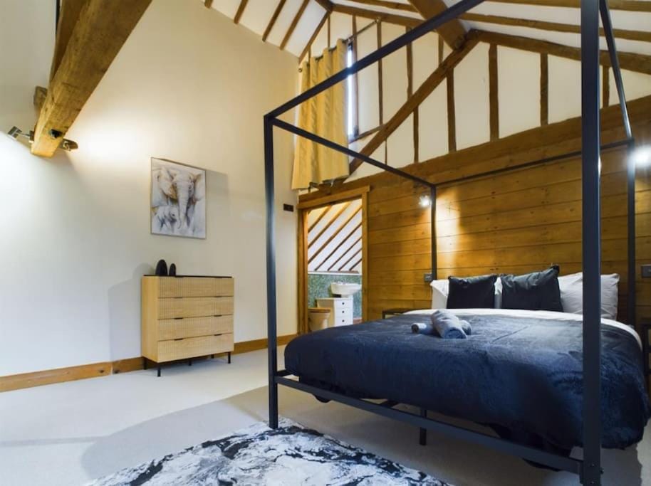 Barn with Hot Tub, Pool Table & Pizza Oven House in Wealden District