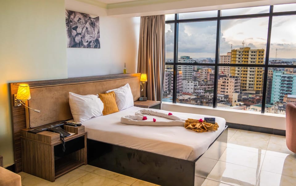 Bed, Seating area, City view